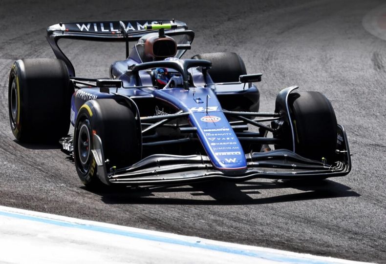 CURVA. El Williams de Colapinto mejoró medio segundo en la práctica 2.