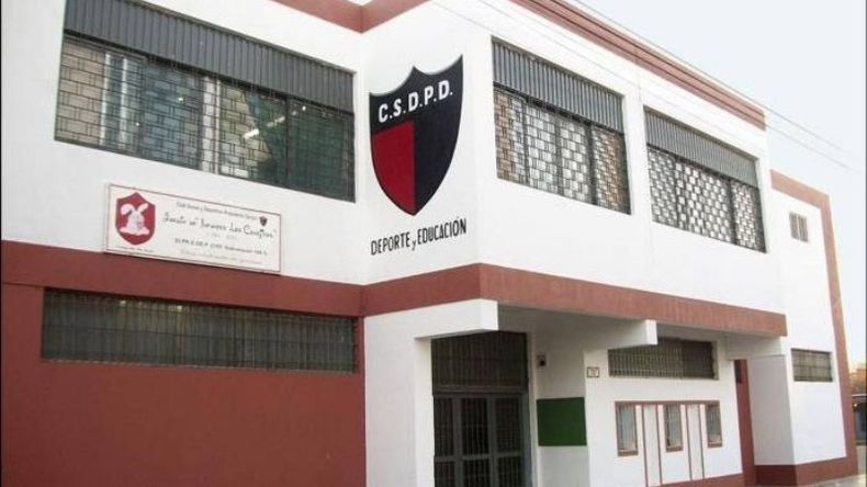 CERRADO. Fachada de la sede del Club Presidente Derqui..