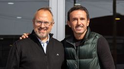 CAMPAÑA. Sebastián Neuspiller con Diego Valenzuela, que busca su reelección en Tres de Febrero.