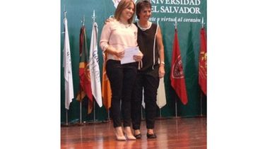 LA GANADORA. La docente Lucía López Bosio recibe su premio..