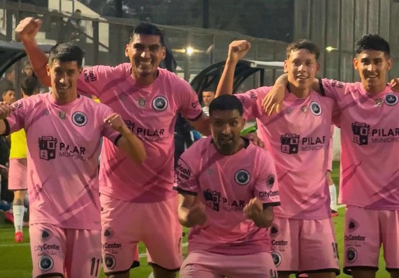 FESTEJO. Crocco (autor del gol), Monge, Gómez y Vergara, antes del diluvio.&nbsp;