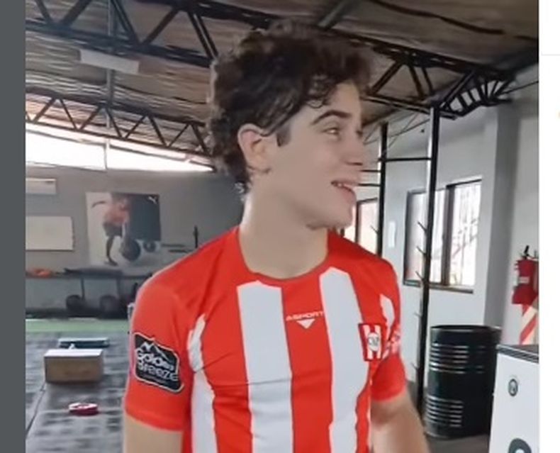 Franco Colapinto con la camiseta de Atlético Pilar.