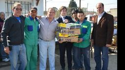 Funcionarios y trabajadores municipales, durante la entrega de ropa..