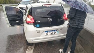 Luego de derrapar unos 50 metros, el auto tuvo que ser remolcado por una grúa.&nbsp;