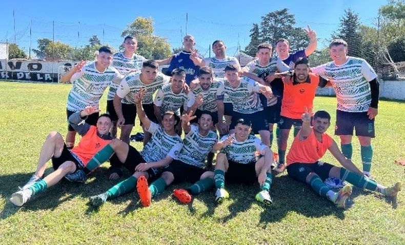 Los jugadores de Uni&oacute;n Ferroviaria festejan la gran victoria ante Bajo San Isidro en Sourdeaux.