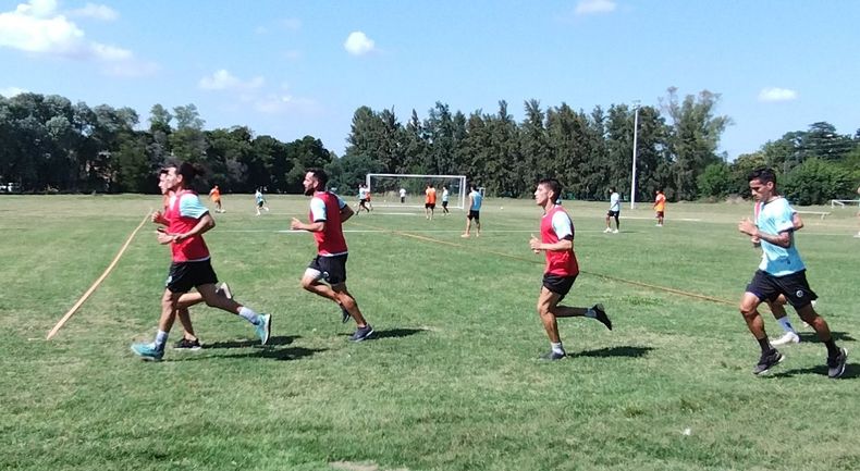 PRÁCTICA. Real Pilar sigue con su preparación en la Comunidad Deportiva.