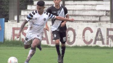 DE MAYOR A MENOR. Lucas Ríos mostró su juego en el primer tiempo..