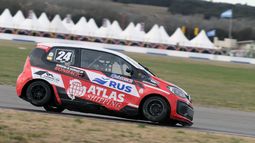 El VW Up de Vázquez pelea la pole de la Clase 2, en Termas de Río Hondo.