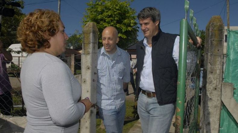 El ministro de Hacienda, Prat-Gay, y el intendente de Pilar, Ducoté, esta mañana en el barrio Peruzzotti..