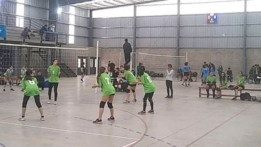 SAQUE. Las chicas fueron las protagonistas en Peruzzotti..