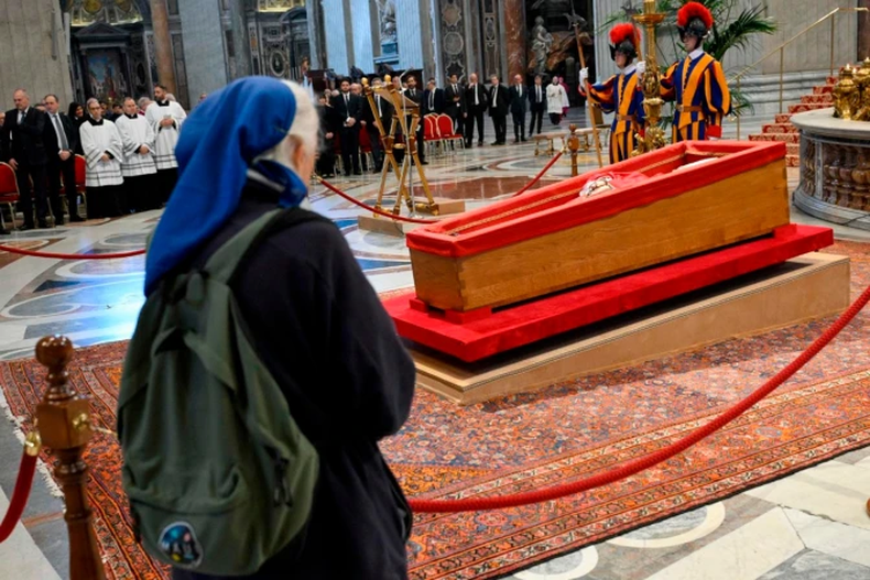 Genevieve Jeanningros reza delante del féretro del Papa Francisco. (Vatican Media)...webp