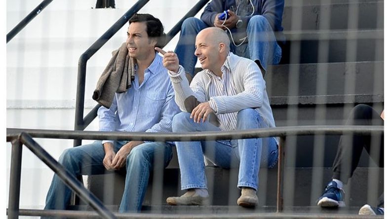 Ducoté fue a alentar. El intendente Nicolás Ducoté fue uno de los que no se quiso perder el debut como local del primer equipo femenino de Real Pilar. Como las más de 300 personas que llegaron al estadio Carlos Barraza en la tarde del domingo, disfrutó del show de buen juego y goles que ofrecieron las Reinas..