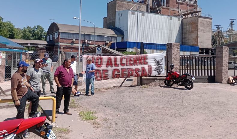Los trabajadores de GEPSA acampan en la entrada de la empresa en Pilar