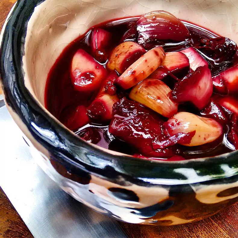 Cómo prepara el vino con ajo. (culturacolectiva.com)..webp