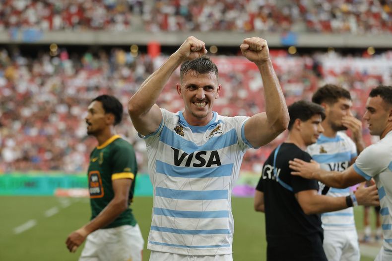 Tobías Wade celebra la conquista del primer puesto del ranking con Los Pumas 7s.