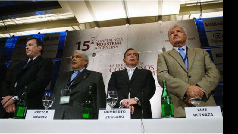 Zúccaro, entre los industriales, en diciembre de 2009..