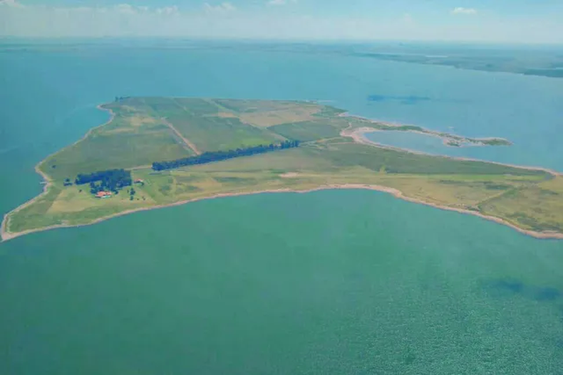 Se ubica en medio de la Laguna del Monte. (latamvoyage.com)..jpg