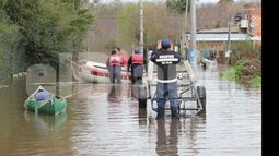 Bomberos en río Luján..