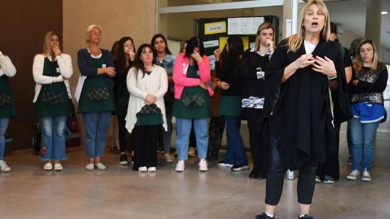 Ante una ronda de padres y alumnos, los docentes fueron dando cuenta de la situación. Foto: Daniel Dabove. .