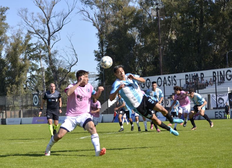 CAMINO CERRADO. Ariel Otermín no llega ante el cierre de cabeza de Héctor Villagra.
