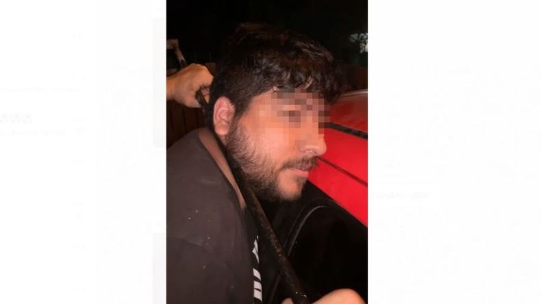 El hombre fue reducido por los vecinos, que luego lo entregaron a la policía. .