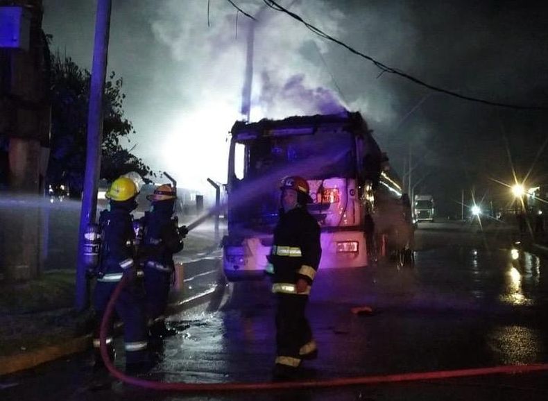 Los Bomberos Voluntarios de Pilar combaten las llamas El incendio se produjo en las calles 11 y 12 del Parque Industrial de Pilarnbsp
