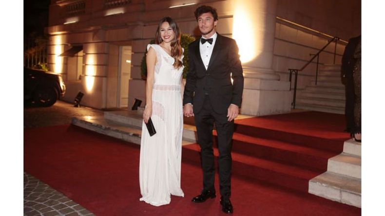 Pampita y Pico. La modelo y Juan Mónaco fueron el centro de los flashes. (Infobae).