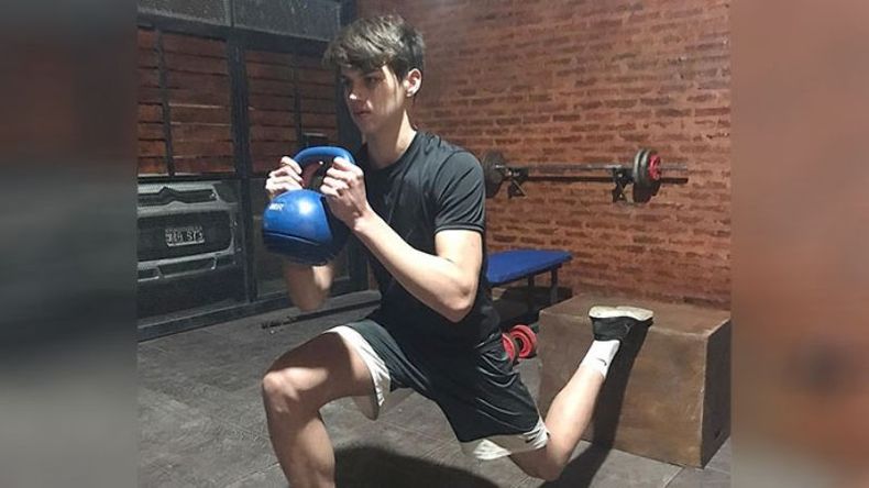 PESAS. “Trato de seguir entrenando”, dijo Lucas haciendo su rutina en casa..