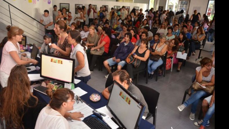 FUROR. La gente desbordó el Centro Cultural en el primer día..