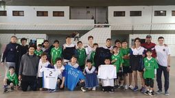 VISITA. Los chicos junto a Fabián Flores, el pilarense de la selección..