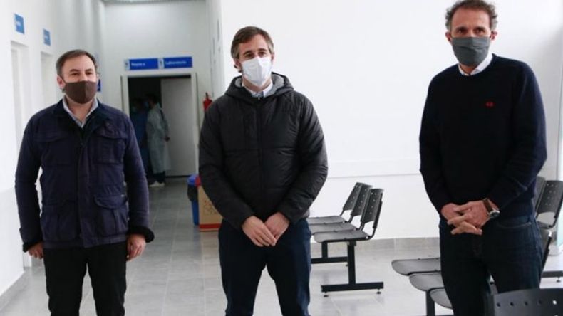 RECORRIDA. Bordachar, Achával y Katopodis, en el nuevo hospital de Derqui. .
