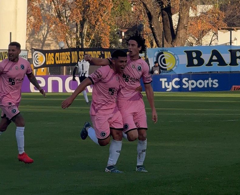 FESTEJO. Govi corre abrazado con Franco gritando el gol del triunfo.