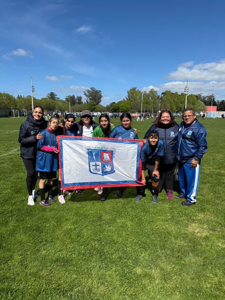 Las representantes del Fútbol PCD con la bandera de la Municipalidad de Pilar.&nbsp;