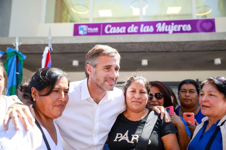ACOMPAÑAMIENTO. Achával junto a un grupo de mujeres, durante la inauguración en Derqui.&nbsp;