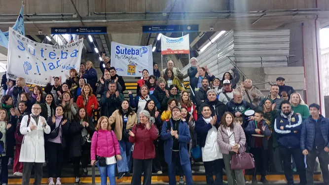 MARCHA. Docentes de Pilar y la región hicieron un “trenazo” en el camino a la marcha.