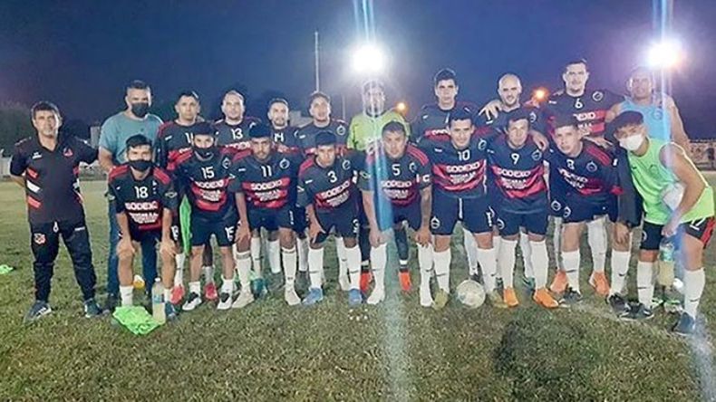 EL PLANTEL. Villa Rosa jugó el miércoles por la noche en José C. Paz. .
