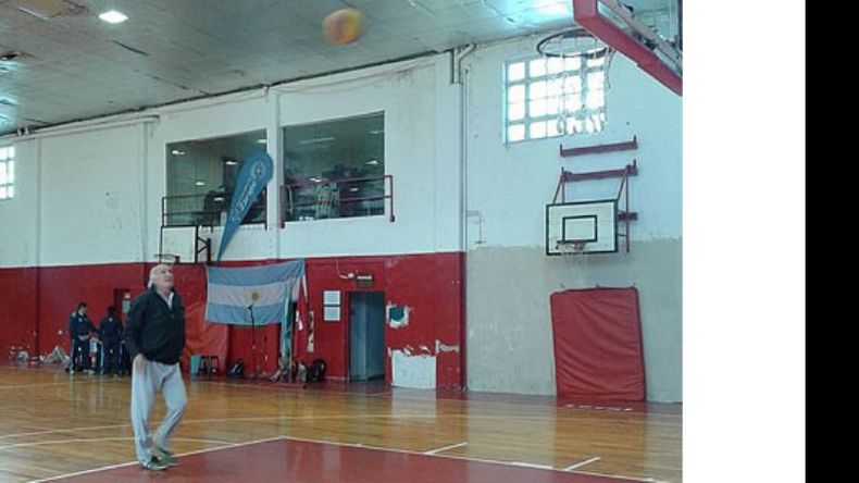 CAMPEÓN. Mancini lanza el balón de básquet, en una de las actividades del Pentatlón..