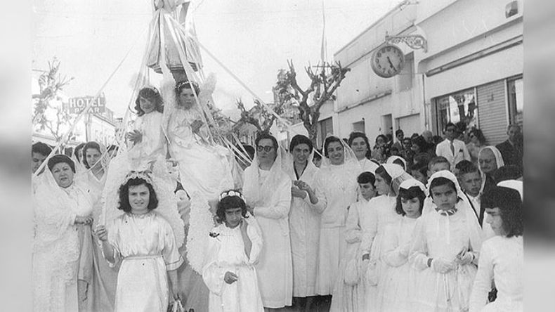 La solemnidad de las Fiestas Patronales de 1958, cuando lo religioso ocupaba un sitio preponderante en la celebración, a la izquierda puede verse el anuncio del desaparecido Hotel Pilar. .