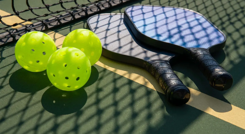 Las paletas y pelotas son bastante distintas a las de tenis y pádel. (Getty Images)..webp