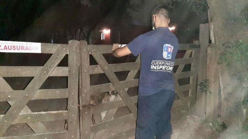 FAJA. Uno de los inspectores municipales clausura el predio de Manzanares donde se estaba desarrollando la fiesta..