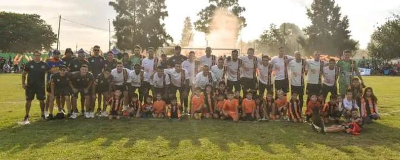 ACOMPAÑÓ. El plantel completo de Zelaya agradeció a su hinchada por su apoyo durante la competencia.