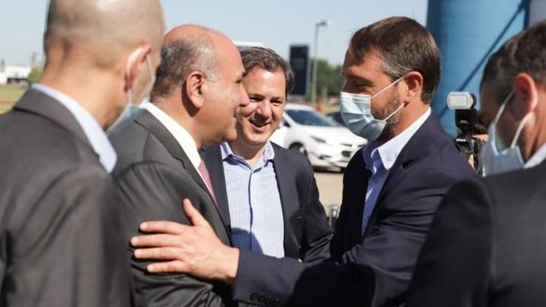 El saludo entre Manzur y Laurent, en Bayer..