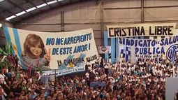 Banderas de Cristina en el acto realizado en la sede de la UOM ubicada en Manuel Alberti.