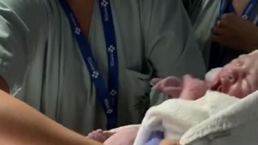 Dio a luz y el padre del bebé presenció el parto por videollamada