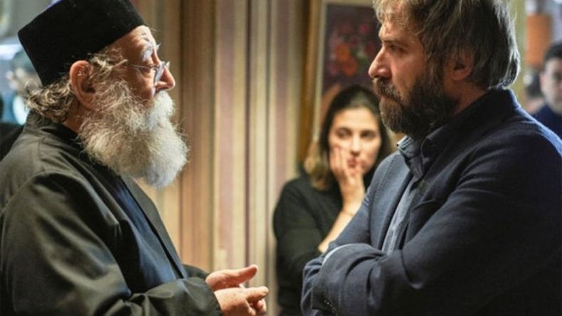 “Sieranevada”. Una familia se reúne en casa de la matriarcadel clan para conmemorar el fallecimiento del padre. La celebración, acompasada por unos rituales semi-religiosos, se empieza a complicar cuando el párroco que debe bendecir los alimentos se retrasa notoriamente. Ese será el inicio de una carrera de obstáculos que sacará a flote rencillas del pasado, temores de raigambre social, heridas históricas y otros conflictos..