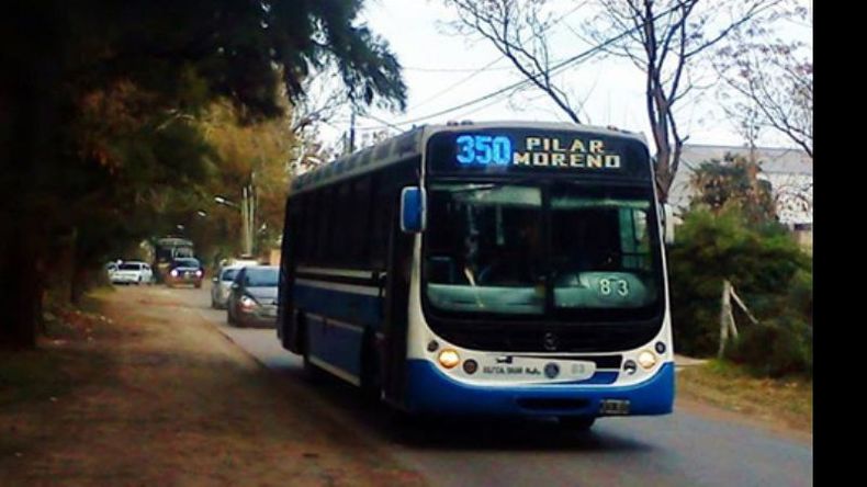 Desvío. Por el corte de la Ruta 25, los colectivos fueron desviados por Villa Astolfi, causando trastornos en muchos pasajeros..
