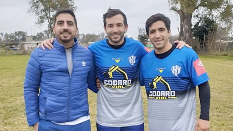 TRÍO. Méndez junto a los jugadores Nahuel Kucner y Emmanuel Ibáñez..