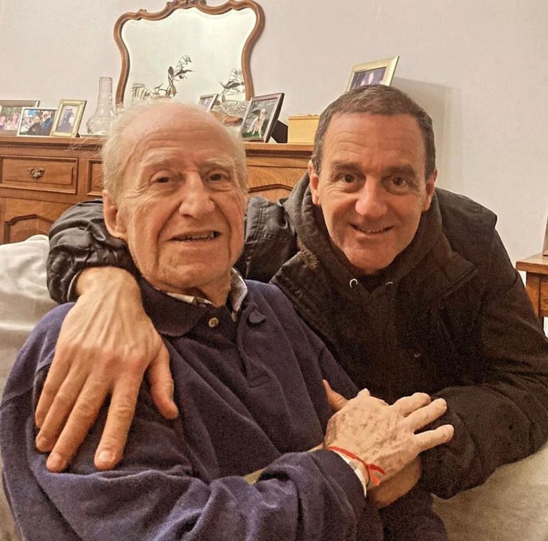 Jorge Roncoroni junto a su hijo Fernán, con quien compartía el fanatismo por Racing.&nbsp;