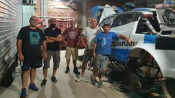 PREPARATIVOS. Naivirt y su grupo de mecánicos con la Hilux en el taller..