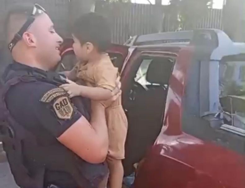 Momento en que el efectivo del GAD saca al nene de 2 años. Estaba afectado por el calor.&nbsp;